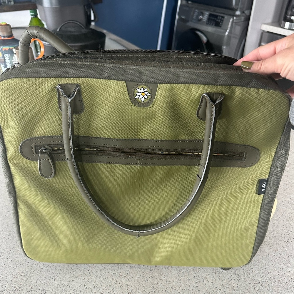 Sherpani double compartment laptop bag with extra pockets. Safe and comfy to use